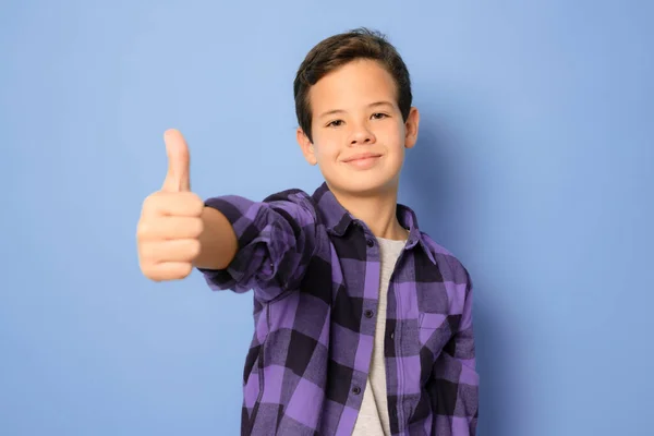 Sorrindo Menino Vestindo Camisa Xadrez Mostrando Polegar Para Cima Isolado — Fotografia de Stock