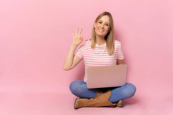 Mulher Sorridente Nova Shirt Listrada Usando Computador Portátil Com Sinal — Fotografia de Stock