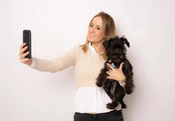 Tânăra Femeie Fericită Îmbrățișându Câinele Făcând Selfie Smartphone Picioare Fundal — Fotografie, imagine de stoc
