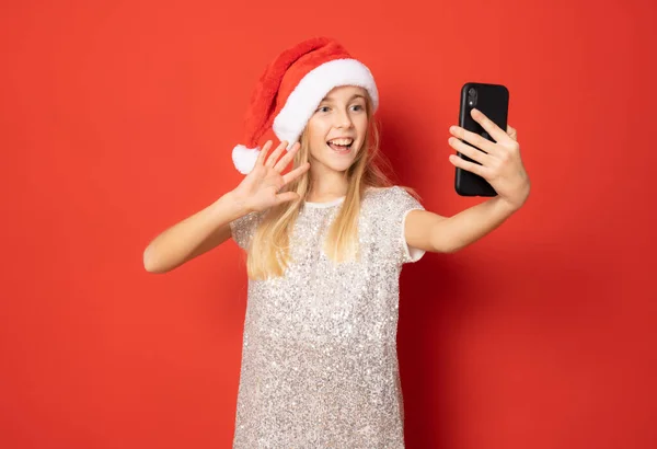 Menina Sorridente Vestindo Chapéu Santa Usando Smartphone Isolado Sobre Fundo — Fotografia de Stock