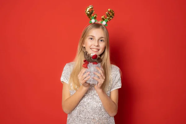 Menina Bonita Usando Chapéu Papai Noel Para Natal Isolado Fundo — Fotografia de Stock