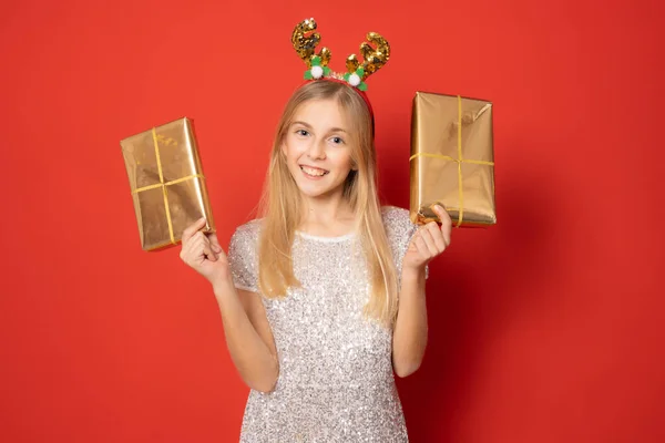 Menina Bonita Usando Chapéu Papai Noel Para Natal Segurando Caixas — Fotografia de Stock