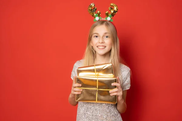 Menina Bonita Usando Chapéu Papai Noel Para Natal Segurando Caixas — Fotografia de Stock