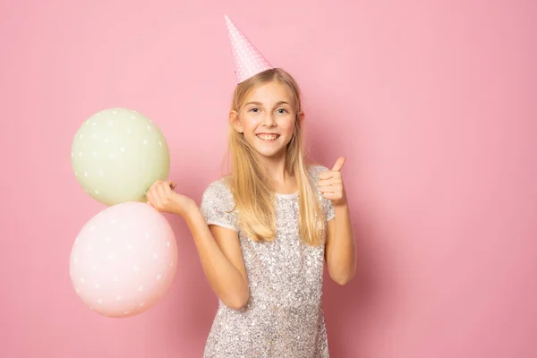 Menina Festa Segurando Balões Isolados Sobre Fundo Rosa — Fotografia de Stock