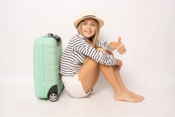 Linda Chica Sonriente Sentada Suelo Con Una Maleta Verde Con — Foto de Stock