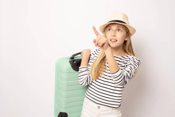 Hasır Şapkalı Küçük Kız Bavulu Tutuyor Beyaz Arka Planda Yalnız — Stok fotoğraf