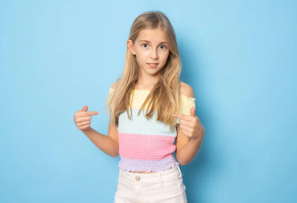 Mała Dziewczynka Wskazując Palcem Odizolowany Niebieskim Tle — Zdjęcie stockowe