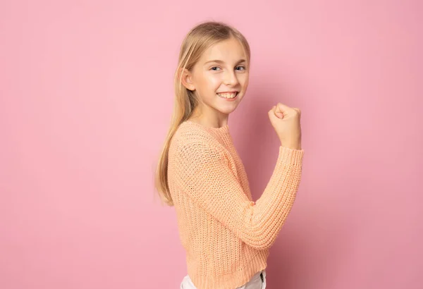 Sonriente Niña Haciendo Fuerte Gesto Aislado Sobre Fondo Rosa —  Fotos de Stock