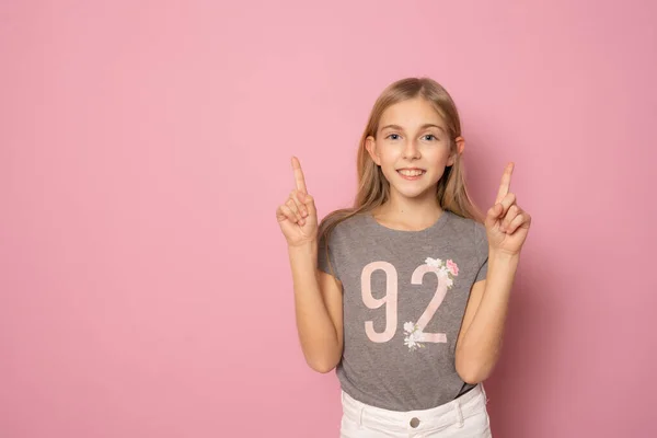 Κοριτσάκι Που Φοράει Casual Shirt Δάχτυλα Ψηλά Και Στέκεται Απομονωμένο — Φωτογραφία Αρχείου