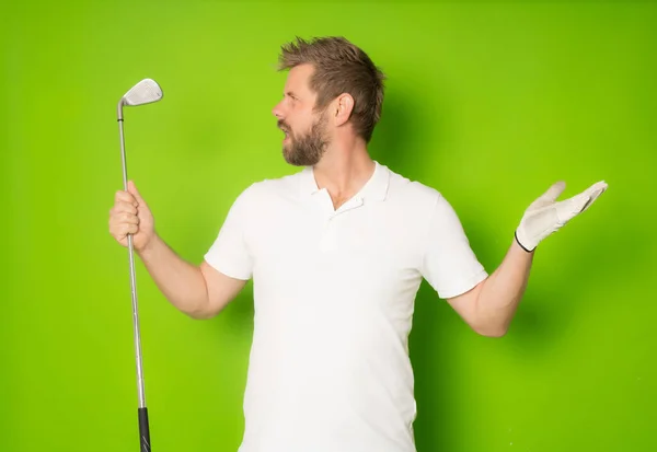 Przystojny Młody Człowiek Białej Koszulce Gra Golfa Odizolowanym Zielonym Tle — Zdjęcie stockowe