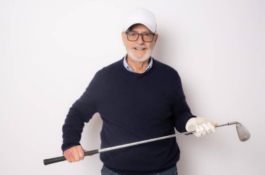 Gülen erkek golfçü beyaz bir arka planda izole edilmiş.