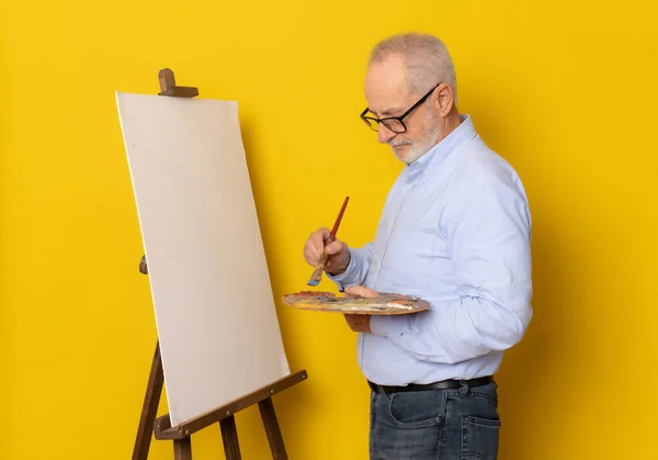 Pintor Senior Con Camisa Azul Pie Aislado Sobre Fondo Amarillo — Foto de Stock