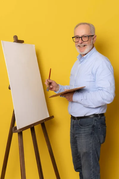 Pintor Sênior Vestindo Camisa Azul Isolado Sobre Fundo Amarelo — Fotografia de Stock