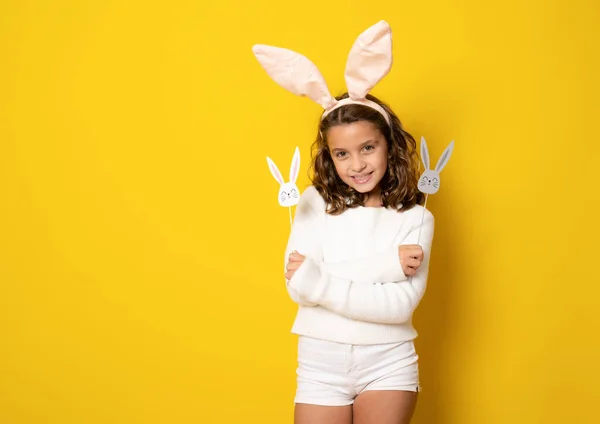 Sarı Arka Planda Izole Edilmiş Tavşan Kulaklı Şirin Küçük Kız — Stok fotoğraf