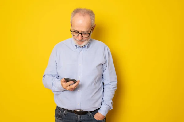 Portrét Šťastného Evropského Staršího Muže Pomocí Mobilního Telefonu Usmívající Izolované — Stock fotografie
