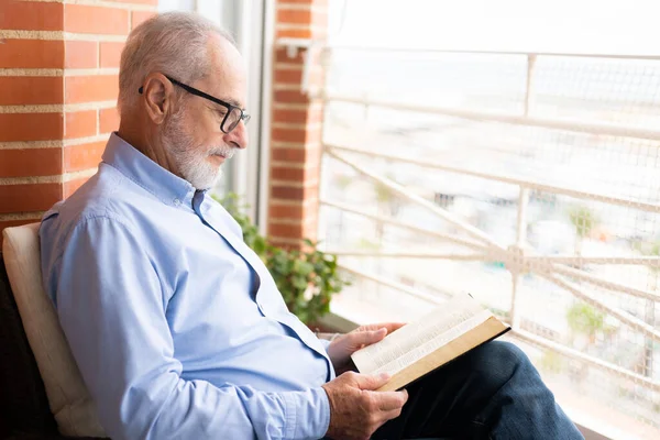 Homem Sênior Desfrutando Bom Livro Para Relaxar Enquanto Sentado Terraço — Fotografia de Stock