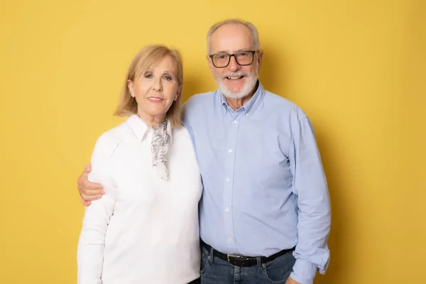 Senior Usmívající Pár Pózovat Společně Přes Žluté Pozadí — Stock fotografie