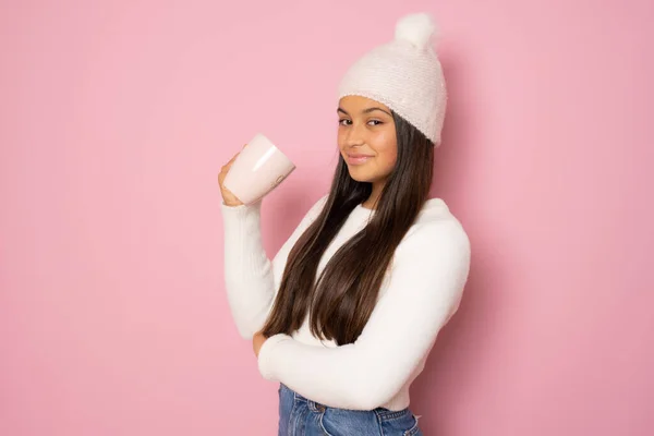 Schöne Lächelnde Mädchen Winterkleidung Hält Eine Tasse Kaffee Isoliert Vor — Stockfoto