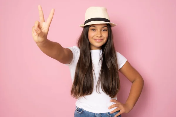 Photo Young Smiling Girl Wearing Straw Hat Show Peace Cool — Foto Stock
