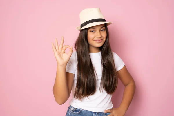 Hasır Şapka Takan Neşeli Genç Kız Pembe Arka Planda Izole — Stok fotoğraf