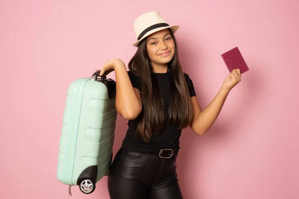 Brunette Hispanic Girl Wearing Straw Hat Holding Green Suitcase Passport — стокове фото