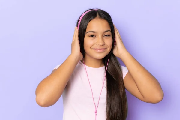 Brunette Hispanic Girl Wearing Headphones Listening Music Purple Background — Zdjęcie stockowe