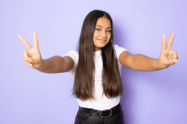 Photo Young Smiling Girl Show Peace Cool Symbol Isolated Purple — Foto Stock