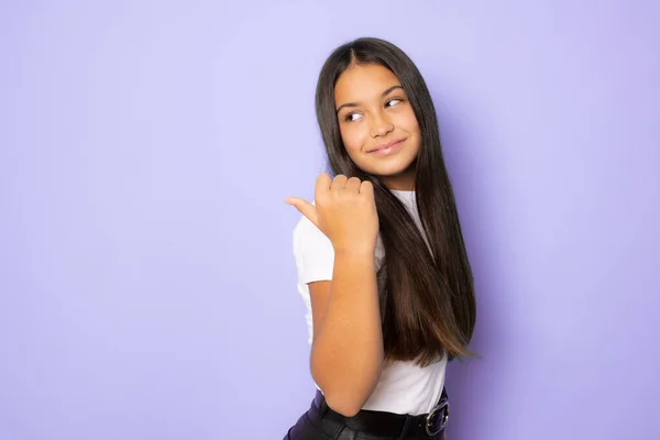 Brunette Hispanic Girl Showing Thumb Isolated Purple Background — Foto Stock