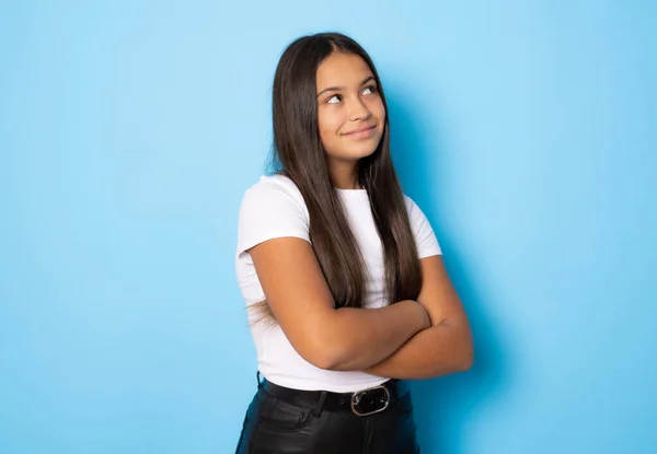 Uzun Esmer Saçlı Gülümseyen Genç Bir Kızın Portresi Mavi Arka — Stok fotoğraf