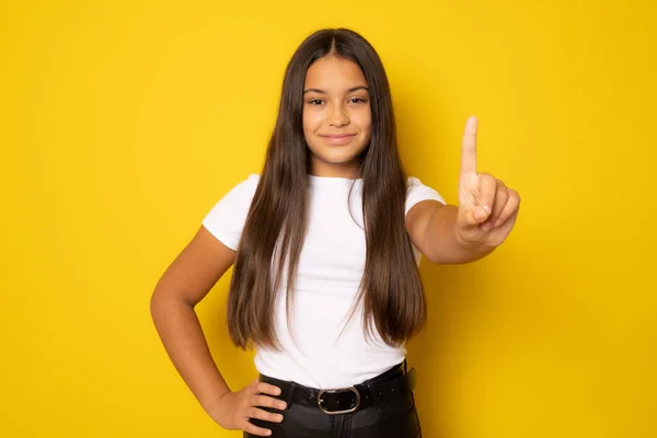 Güzel Bir Genç Kızın Portresi Sarı Arka Planda Parmakla Işaret — Stok fotoğraf