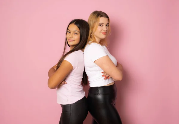 Duas Jovens Mulheres Alegres Meninas Amigas Roupas Casuais Posando Junto — Fotografia de Stock