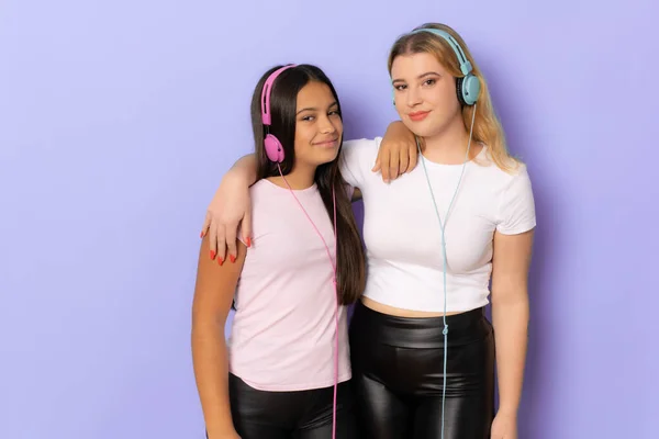 Dvě Veselé Mladé Ženy Dívky Dívky Přátelé Ležérní Oblečení Sluchátka — Stock fotografie