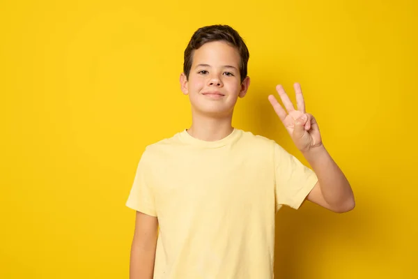 Garoto Sorridente Camiseta Casual Contando Três Com Dedos Isolados Sobre — Fotografia de Stock