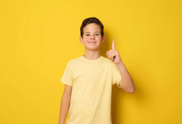 Ragazzo Sorridente Shirt Casual Che Punta Dito Piedi Isolato Sfondo — Foto Stock