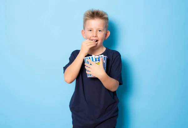 Aranyos Gyermek Fiú Eszik Popcorn Álló Elszigetelt Felett Kék Háttér — Stock Fotó