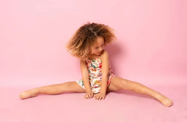 Menina Bonito Vestido Verão Descalço Faz Divisão Completa Isolado Sobre — Fotografia de Stock
