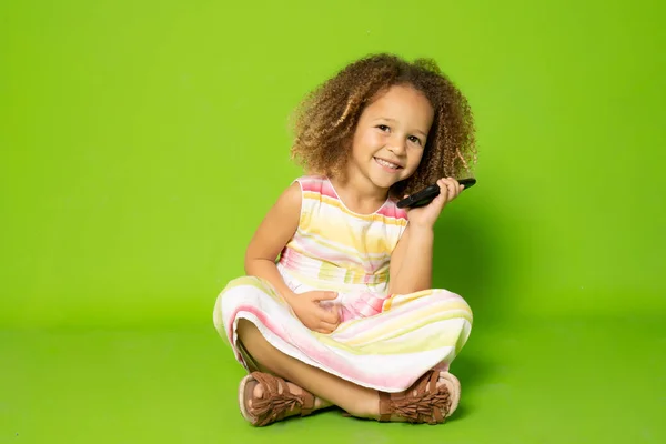 Cute Little Girl Letniej Sukience Siedzi Podłodze Rozmawiając Przez Telefon — Zdjęcie stockowe
