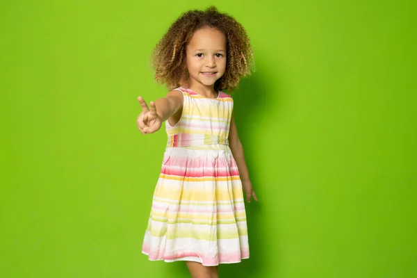 Beautiful Little Girl Summer Dress Showing Peace Symbol Green Background — Stock Photo, Image