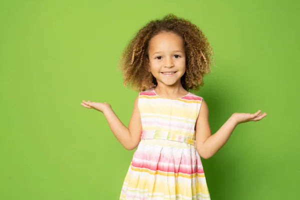 Uśmiechnięta Dziewczynka Otwartymi Ramionami Stojąca Zielonym Tle — Zdjęcie stockowe