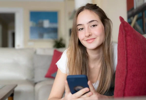 Unga Leende Kvinna Använder Smartphone Hemma — Stockfoto