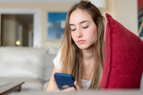 Junge Frau Nutzt Smartphone Hause — Stockfoto