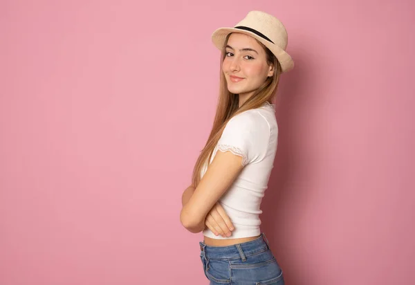 Beautiful Girl Wearing Casual Clothing Straw Hat Posing Arms Folded — Stockfoto