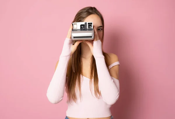 Beautiful Girl Photo Camera Thumb Isolated Pink Background — Stock Photo, Image