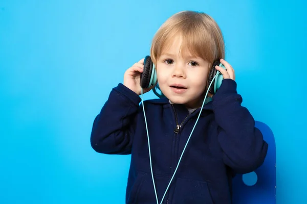 Uroczy Mały Trzyletni Chłopiec Noszący Słuchawki Niebieskim Tle — Zdjęcie stockowe