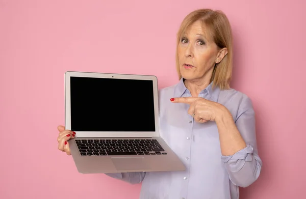 Senior Woman Showing Laptop Computer Screen Standing Isolated Pink Background — Zdjęcie stockowe