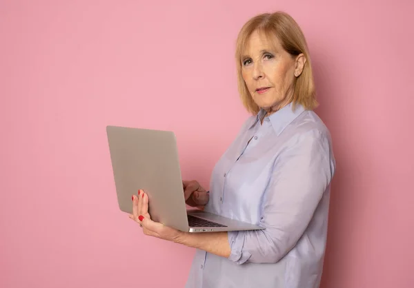 Senior Woman Using Laptop Computer Standing Isolated Pink Background — Stock Photo, Image