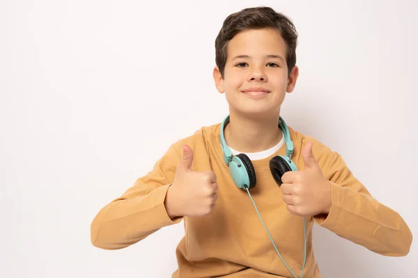 Close Portret Van Een Jongen Casual Kleding Houdt Hoofdtelefoon Nek — Stockfoto