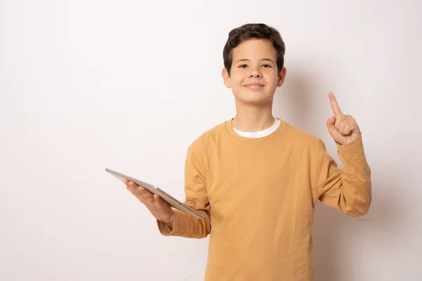 Rapaz Bonito Casual Shirt Segurando Tablet Apontando Dedo Para Cima — Fotografia de Stock