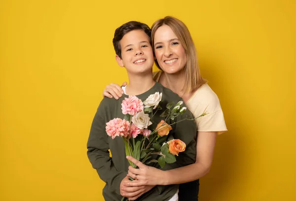 Leende Pojke Som Ger Blommor Till Sin Mor Isolerad Över — Stockfoto