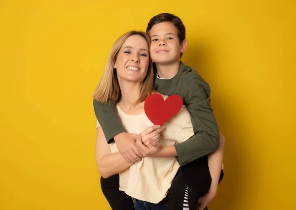 Mãe Feliz Filho Juntos Segurando Coração Isolado Sobre Fundo Amarelo — Fotografia de Stock